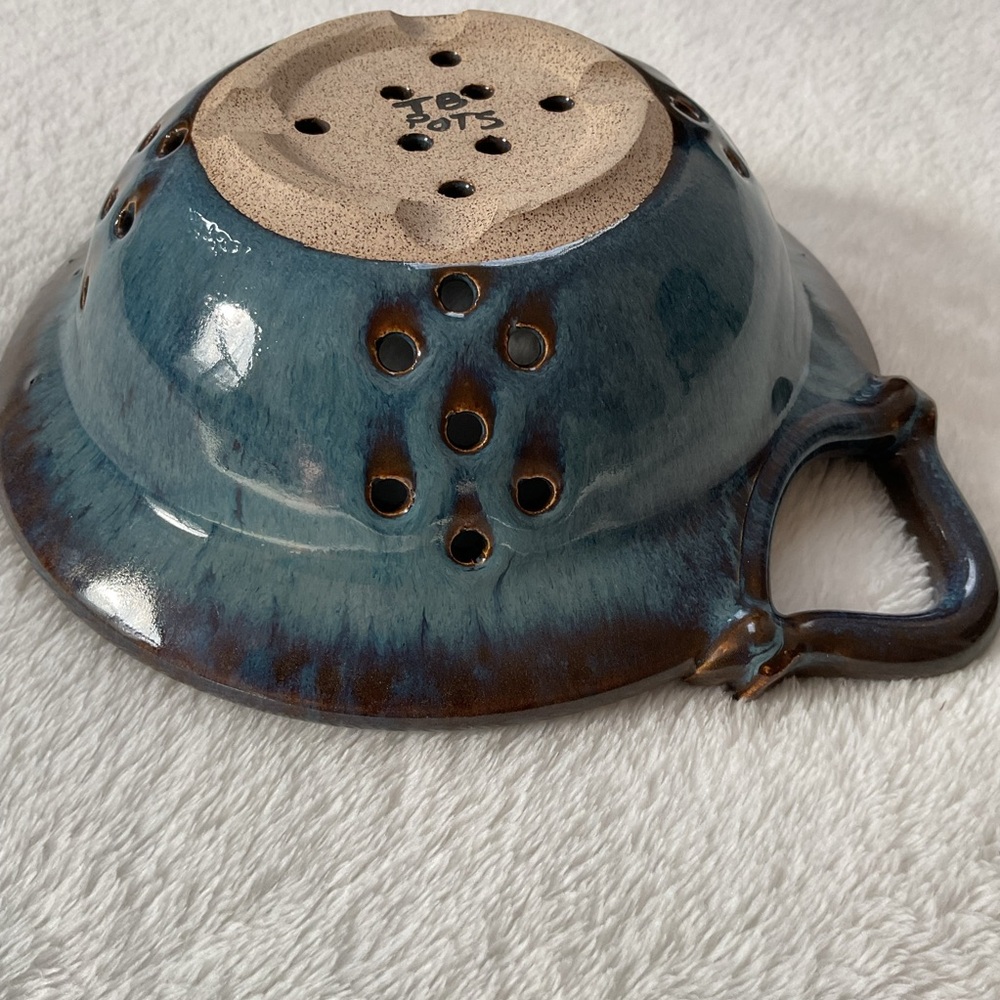 TB Pots Maine Studio Pottery Berry Bowl Colander Blue Drip Glaze 7” Handmade - Picture 7 of 11